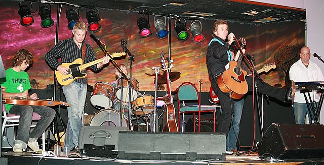 The Horseshoebenders: Jason Lowe, Brad Bergen, Peter Figures, Craig Giles, Simon Johnson, and Chad Plane.